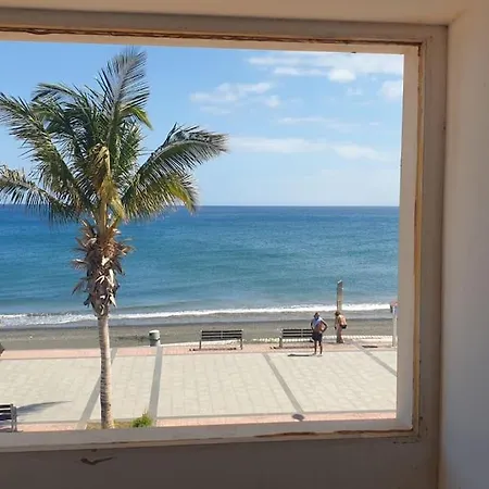 A Orillas De La Playa De Tarajalejo