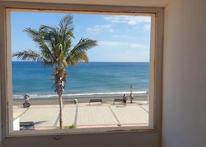 A Orillas De La Playa De Tarajalejo